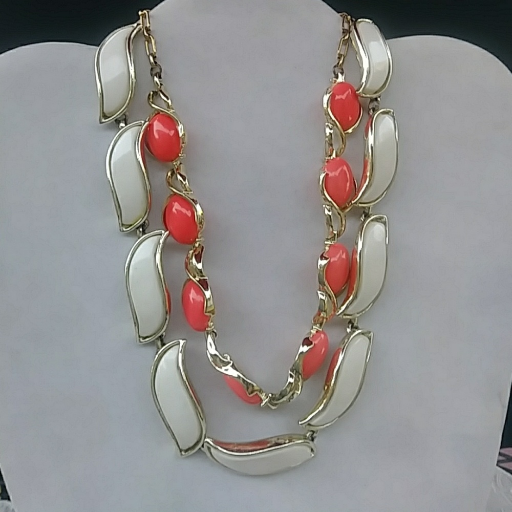 2 VINTAGE 1940'S - 1960'S CHOKER NECKLACES (Thermoset)